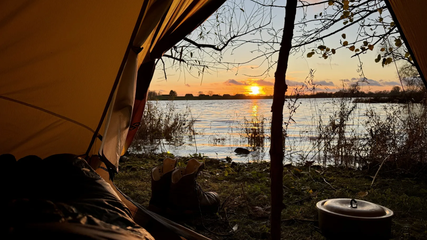 Beim Fotografieren hätte ich schon bemerken können, dass das Wasser zu steigen begonnen hatte… Ich höre zu – ein Jahr im Schweigen